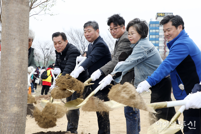 식목일 기념 나무심기 행사