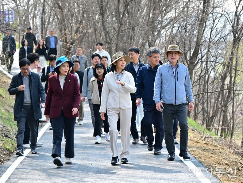 최호정 서울특별시의회 의장, 강동구 강일동 가래여울마을 일대 한강변 정비 현장 방문.