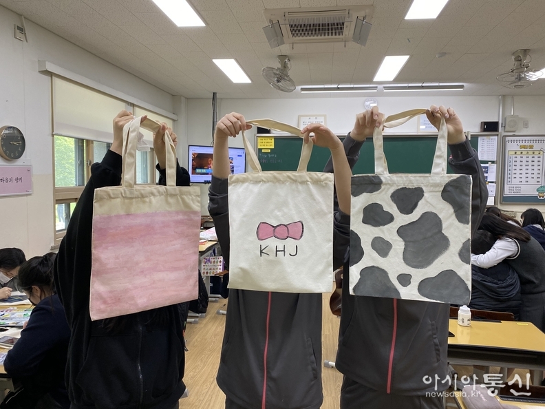 (사진1) 직접 만든 에코백을 선보이는 학생들