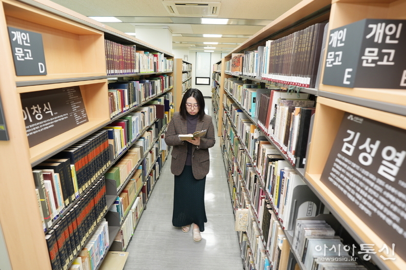 선경도서관 3층 수원학자료실 한켠에 마련된 개인문고에서 책을 보고 있다.