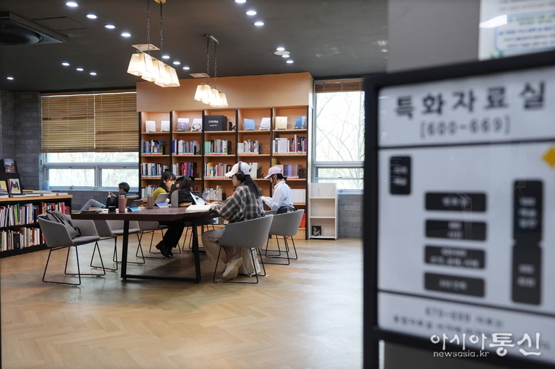 북수원도서관 2층 특화자료실에서 시민들이 미술 분야 책을 읽고 있다.