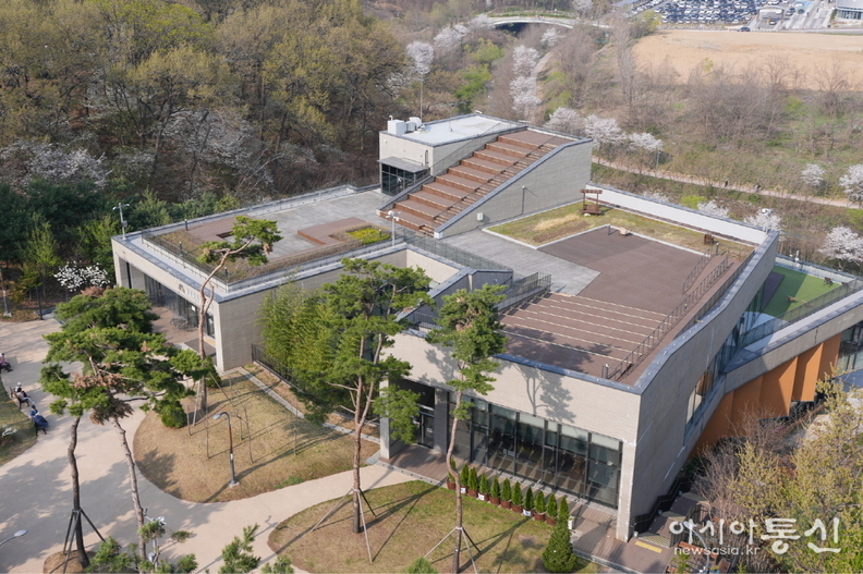 수원시 영통구 광교호수공원 한쪽에 위치한 광교푸른숲도서관 전경.