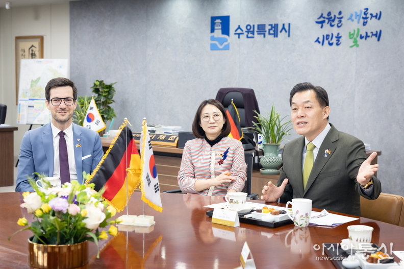 이재준 시장과 마르틴 호른 시장이 환담하고 있다.