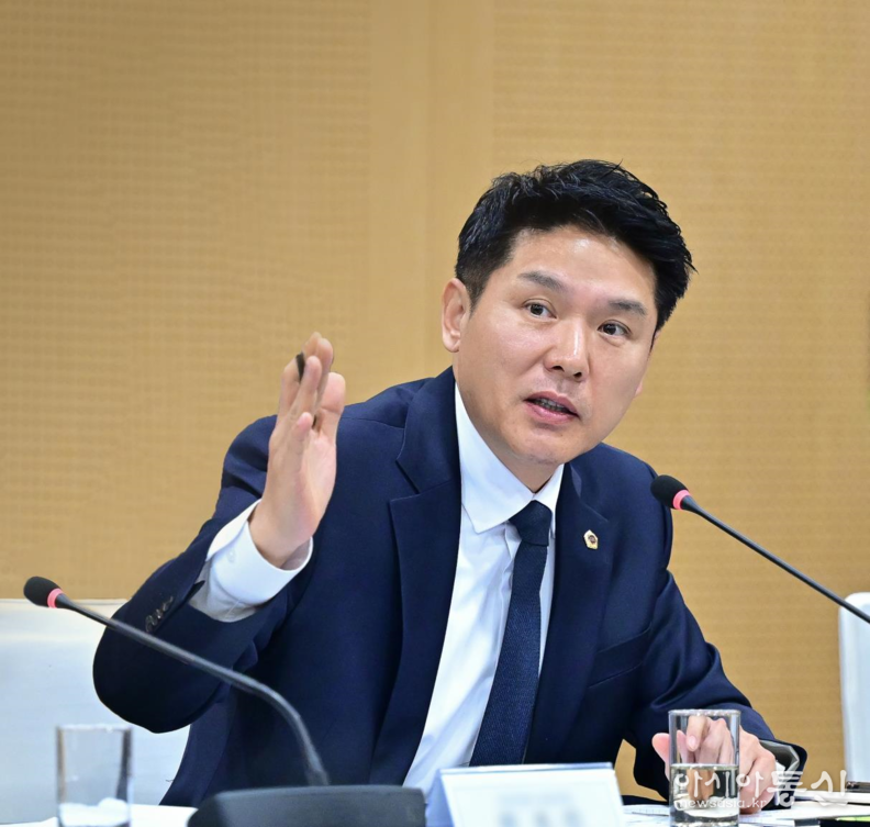 서울특별시의회 도시계획균형위원회 위원장<br>
김 길 영 (국민의힘, 강남 제6선거구)