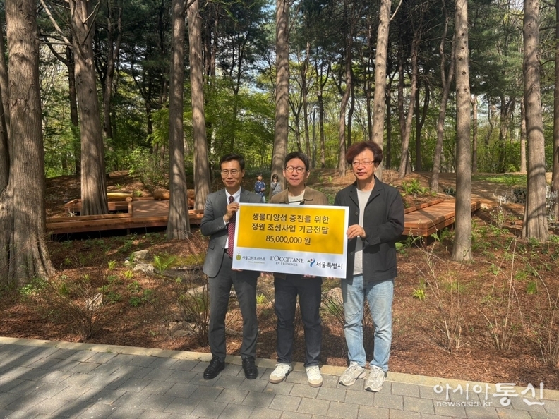 왼쪽부터 서울시 이수연 정원도시국장, 록시땅코리아 GM 김승빈, 서울그린트러스트 조경진 이사