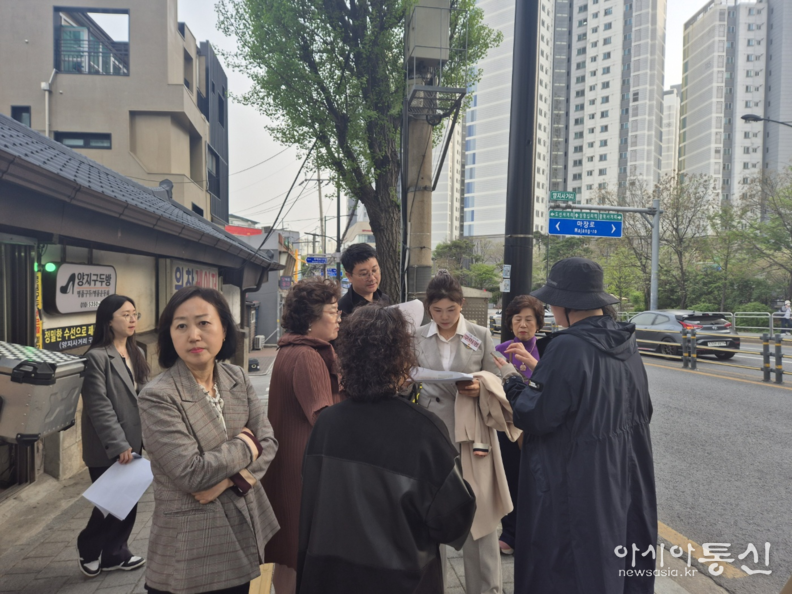 구미경 시의원(오른쪽에서 세 번째 베이지색 정장)이 현장에 방문하여 주민들의 의견을 청취하고 있다