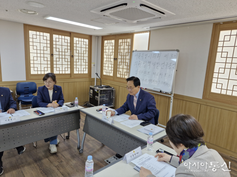 서울특별시의회 의원 정책개발 연구용역 심의위원회 제6차 회의 모습.