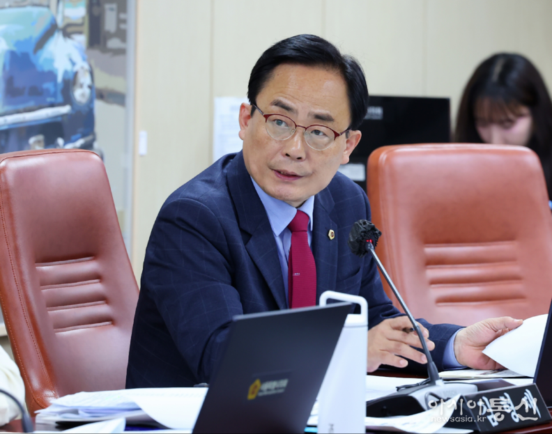 김형재 의원이 지난 4월 22일 서울시의회 문화체육관광위원회에서 서울시 홍보대사 위촉 관련 질의를 하고 있다.