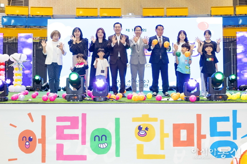 이재준 시장(왼쪽 4번째), 이재식 수원시의회 의장(오른쪽 3번째) 등이 함께하고 있다.