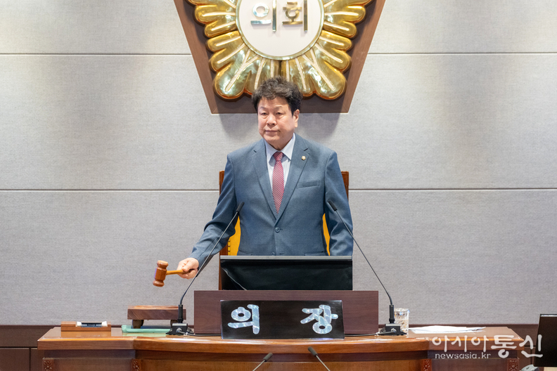 회의를 진행 중인 이호귀 의장