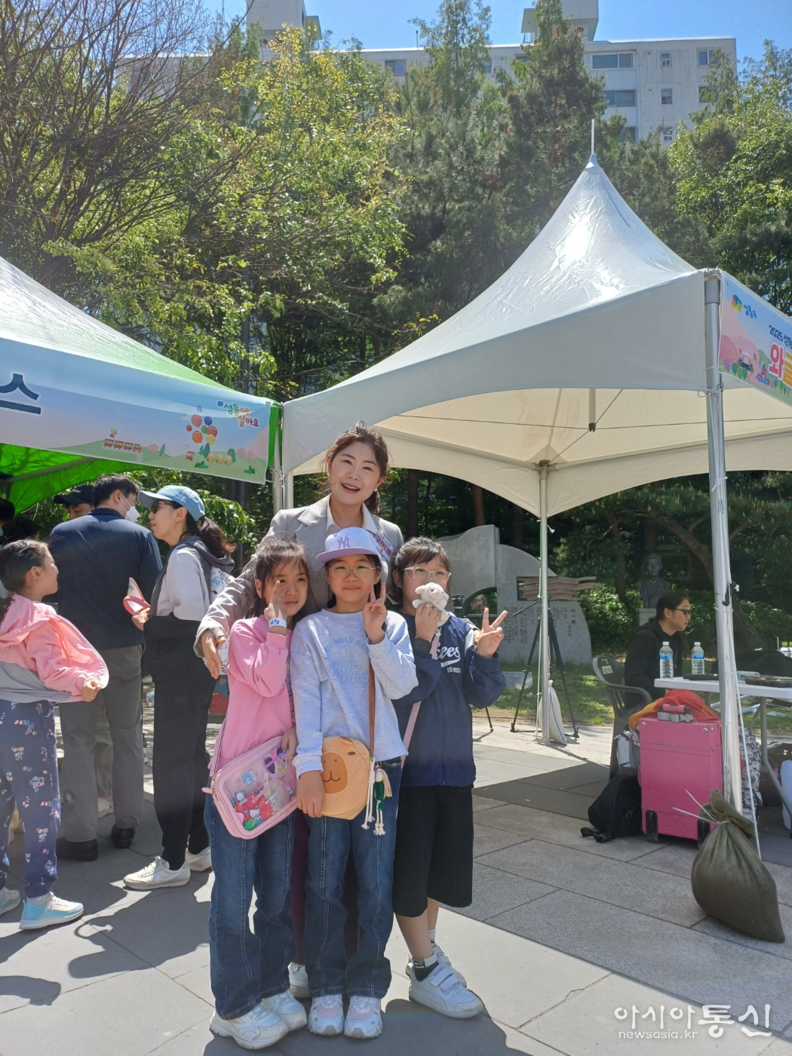 구미경의원이 행사에 참석해 어린이들과 촬영을 하고 있다