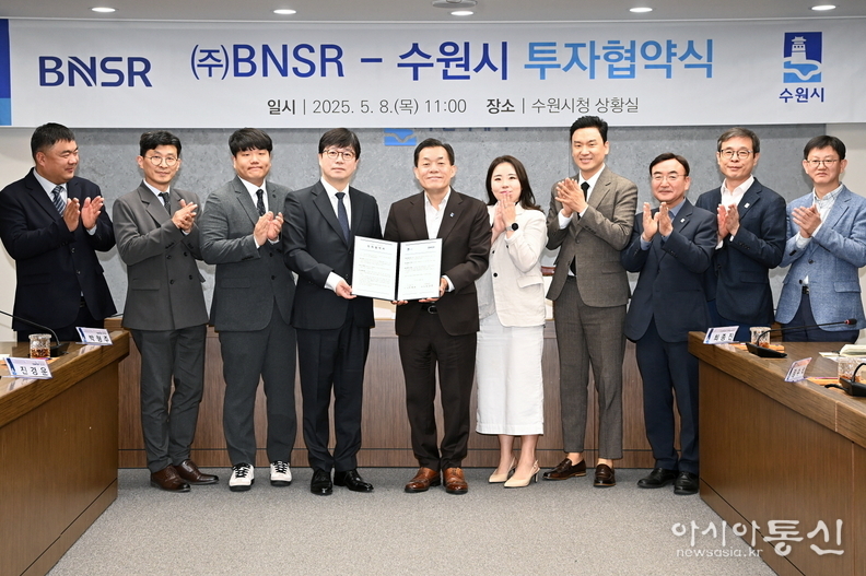 이재준 시장과 최경훈 대표, 협약식 참석자들이 함께하고 있다.
