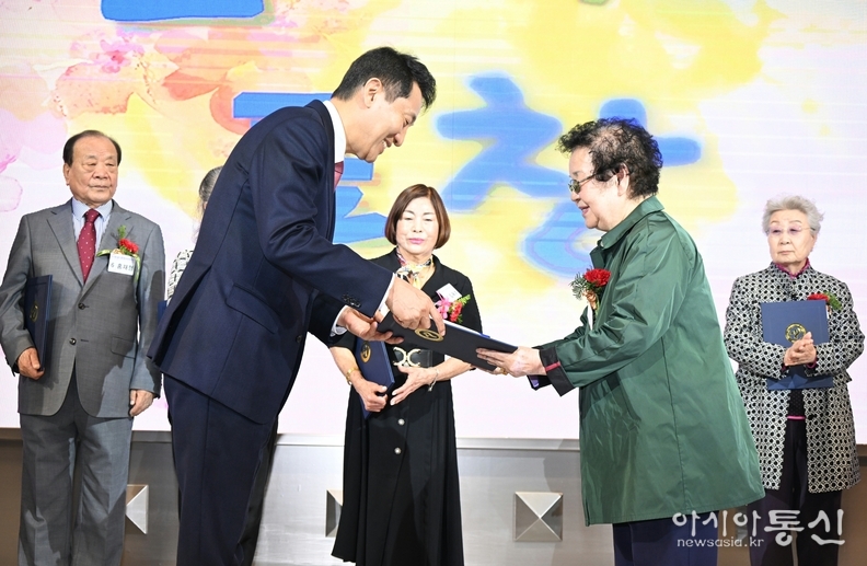 오세훈 서울시장이 8일(목) 열린 '제53회 어버이날 기념식'에서 효행 유공자에게 표창을 수여하고 있다.