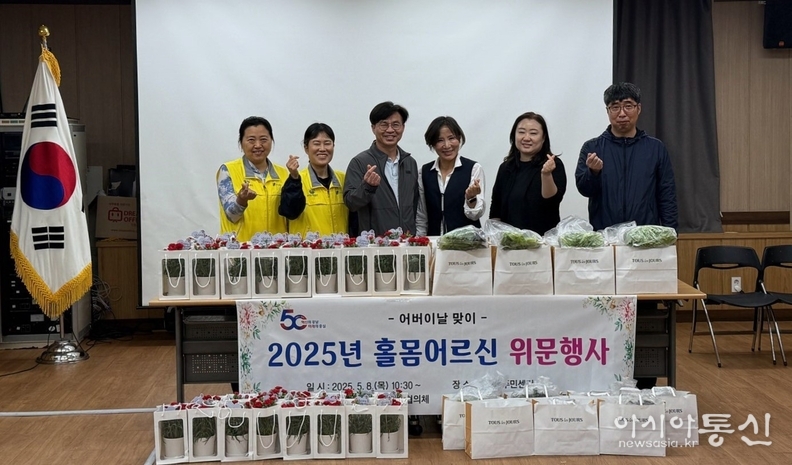 세곡동 홀로어르신 위한 사랑담은 카네이션 전달식_(왼쪽부터)세곡동보장협의체 위원, 동 직원, 새마을부녀회장, 복지플래너