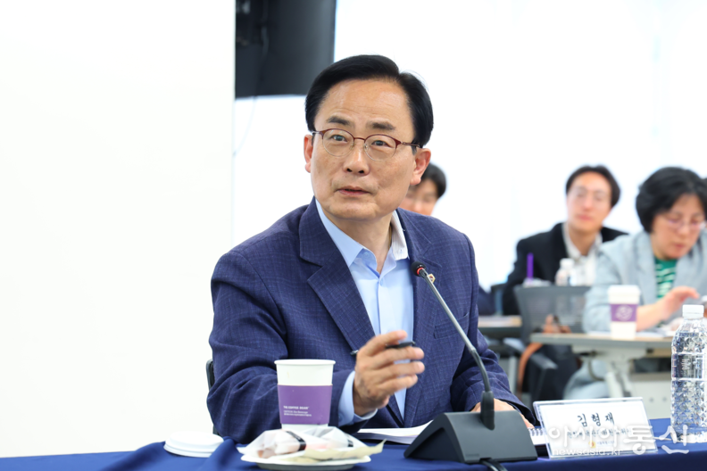김형재 시의원이 4월 29일 서울관광재단 관광플라자를 방문,길기연 대표에게 질의를 하고 있다.
