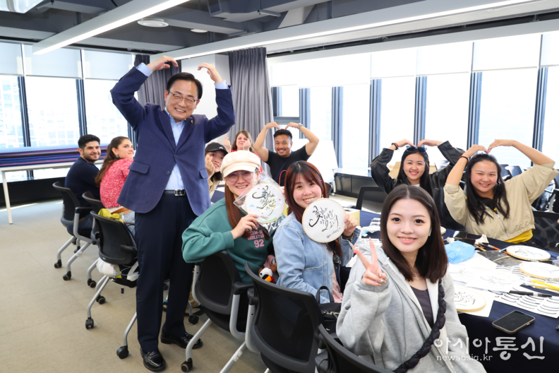 김형재 시의원이 4월 29일 서울관광플라자를 방문, 한국전통문화체험강좌를 수강중인 외국인들과 함께하고 있다.