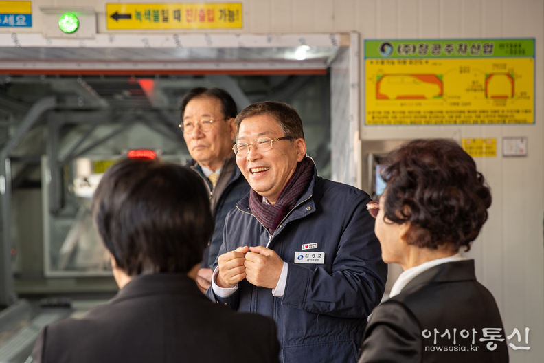 보훈회관 주차장에서 김경호 구청장