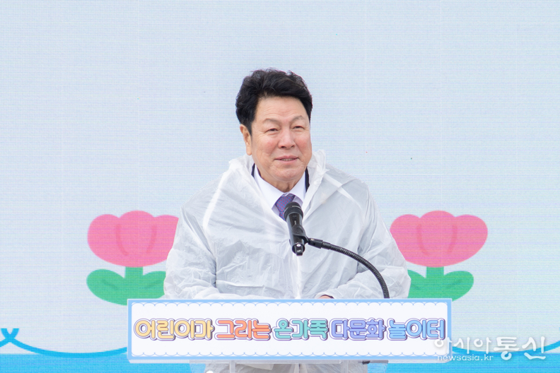 지난 10일 ‘2025 어린이가 그리는 온가족 다문화 놀이터’ 축제에서 강남구의회 이호귀 의장이 축사를 하고 있다.