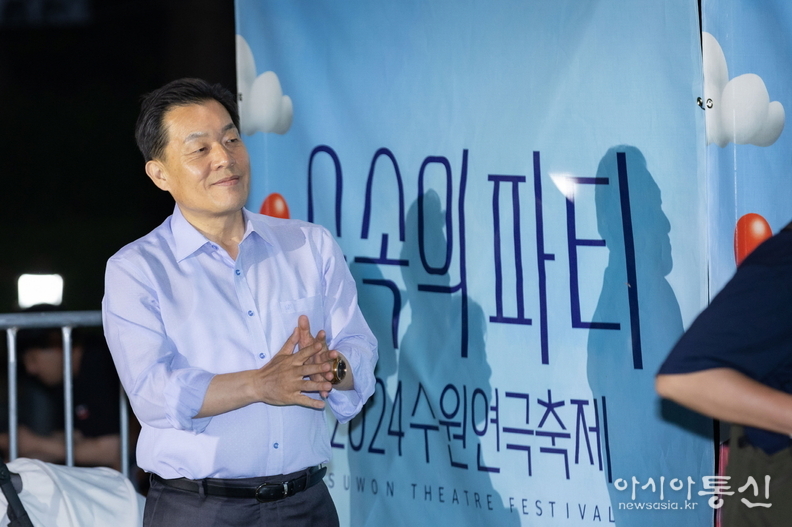 이재준 수원특례시장이 지난해 경기상상캠퍼스에서 열린 수원연극축제 현장을 둘러보고 있다.