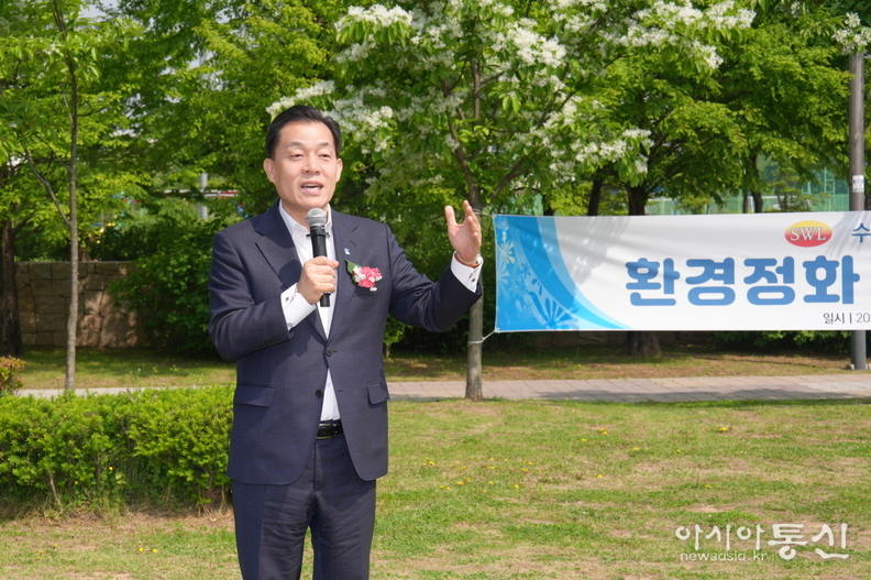 이재준 수원시장이 인사말을 하고 있다.