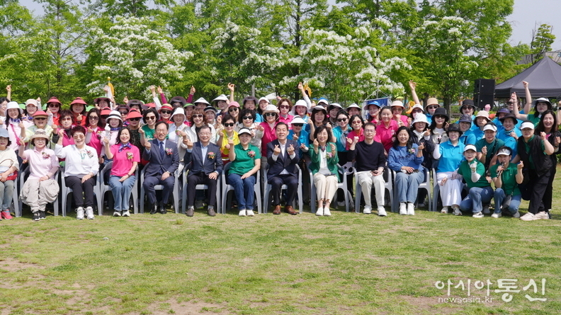 이재준 시장(가운데)과 수원시여성리더회 회원들이 함께하고 있다