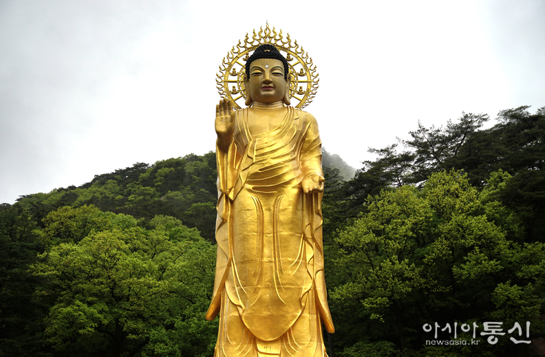<충북 보은군, <strong>"고요와 평화의 숲길, '쉼'을 온전히 느낄수 있는 보은 속리산 법주사(금동 미륵불)"</strong>> 김광부 기자