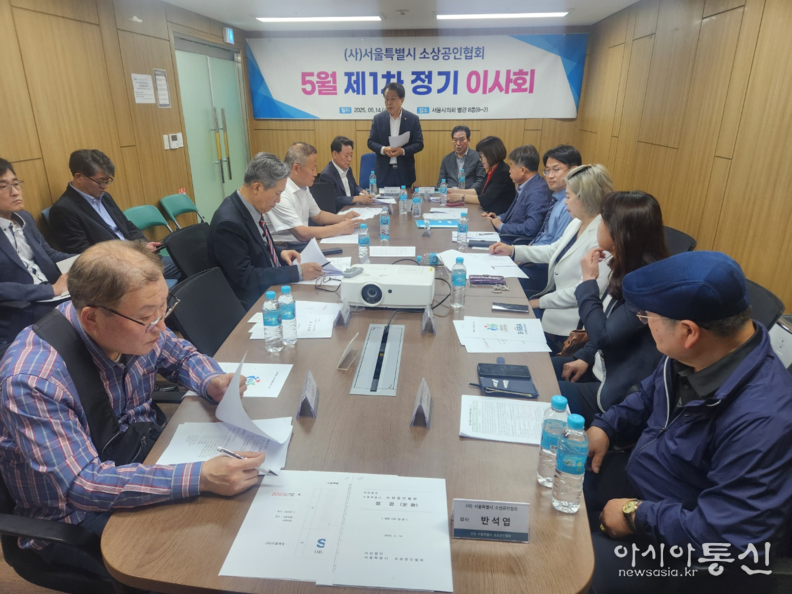 5월 14일 개최된 (사)서울특별시 소상공인협회 ‘5월 제1차 정기 이사회’에 참석한 김용호 서울시의원이 일어서서 인사말을 하고 있다.