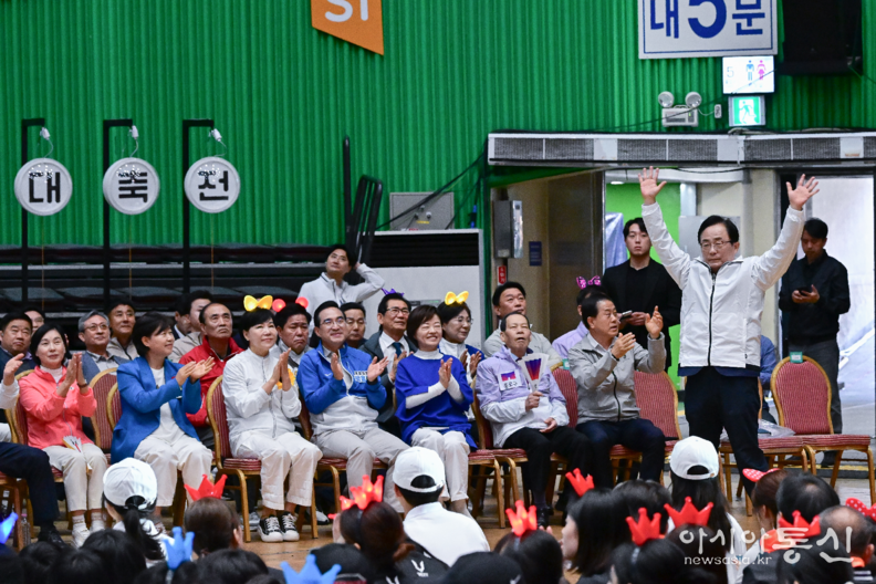  김형재 의원이 지난 17일 잠실실내체육관에서 개최된 ‘2025 서울시민체육대축전’ 개회식에 참석하여 선수단 및 시민들에게 인사를 하고 있다.