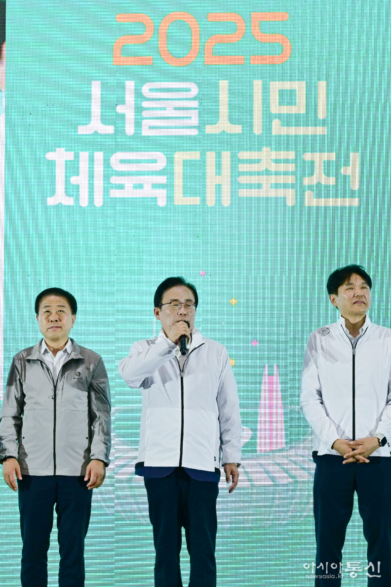 김형재 의원이 지난 17일 잠실실내체육관에서 개최된 ‘2025 서울시민체육대축전’ 개회식에 참석하여 축하 인사말을 하고 있다.