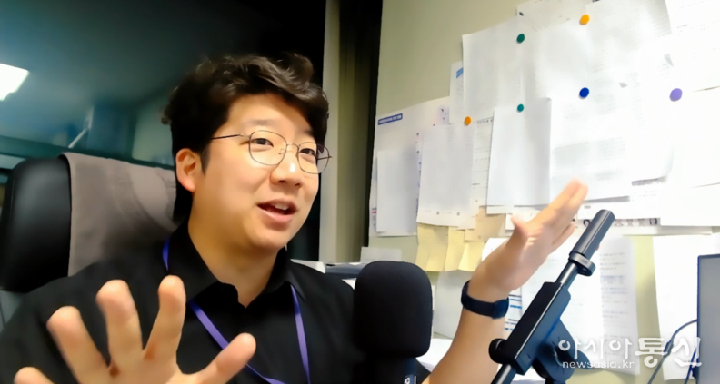 의정보고로 인터넷방송을 진행하는 문성호 의원. 내용과는 무관