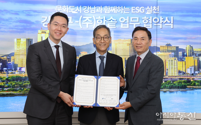 협약식에 참석한 조성명 강남구청장(오른쪽), 이영덕(가운데), 이하림(왼쪽) ㈜한솥 대표