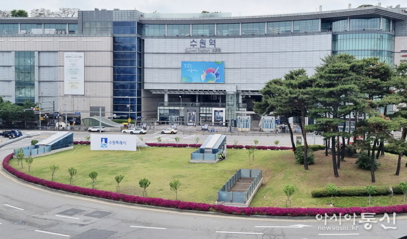 수원역 교통섬에 설치된 꽃벽