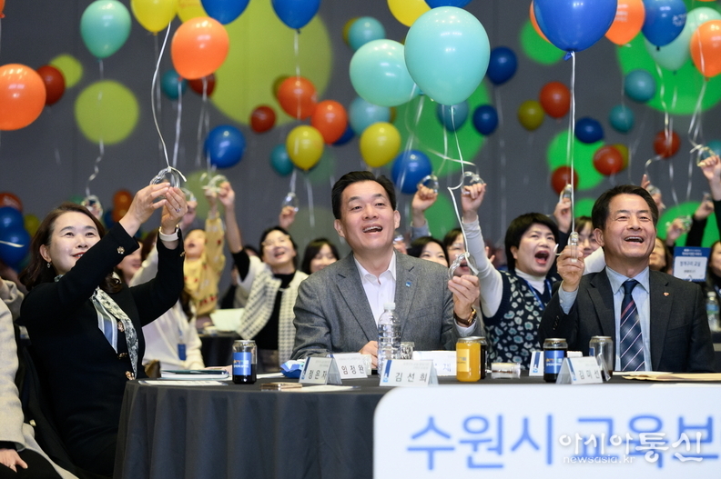 지난 3월 청개구리 스펙 학부모 지원단 위촉식에서 이재준 수원시장과 학부모들이 청소년의 성장을 응원하는 풍선을 들고 있다.