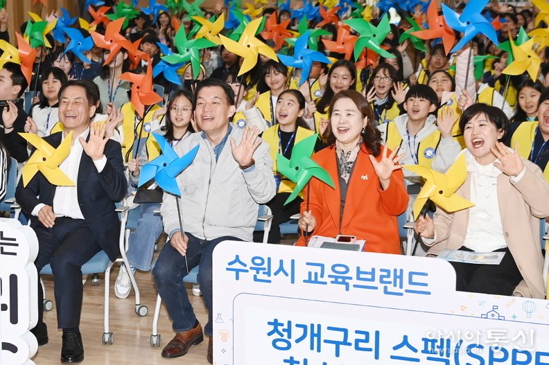 지난 3월 청개구리 스펙 청소년 지원단 위촉식에서 이재준 수원시장과 청소년들이 기념촬영을 하고 있다.