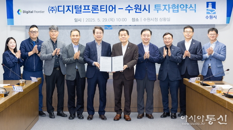 이재준 시장, 오성구 대표와 협약식 참석자들이 함께하고 있다.
