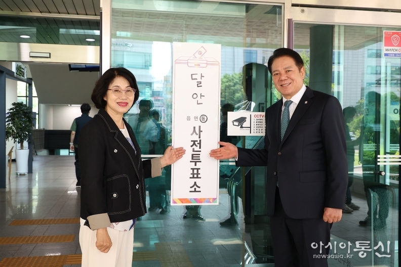 최대호 안양시장(오른쪽)이 사전투표에 참여하고 있다.