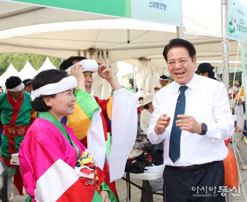 최대호 안양시장이 5월 31일 평촌중앙공원 안양단오제에서 시민들과 함께 전통문화를 체험했다.