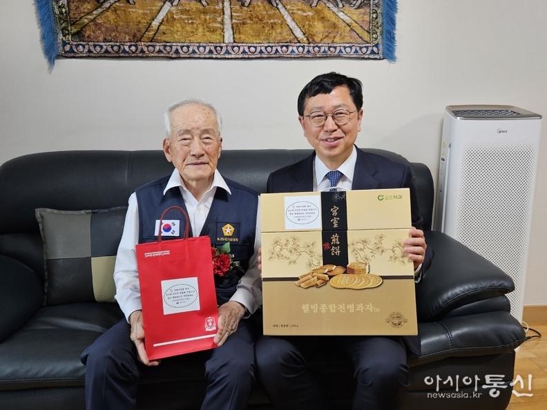 지난 5월 어버이날을 맞아 전종호 청장이 국가유공자 자택을 찾아가 위문품을 전달하는 모습