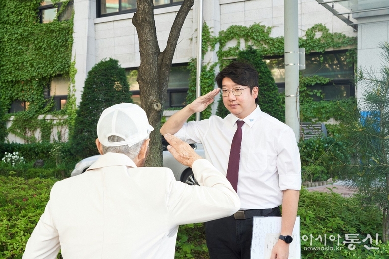 작년 5월, 국군포로 귀환용사 간담회 당시 거수경례로 예를 보이는 문성호 서울시의원. 내용과는 무관