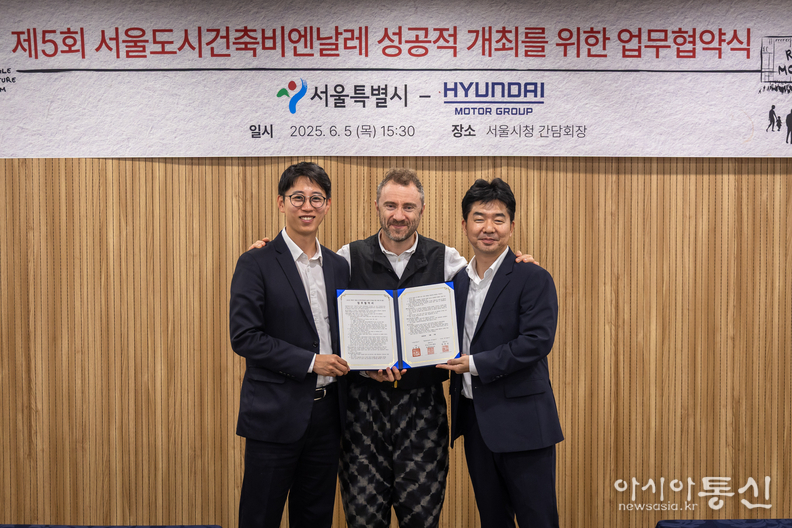 (왼쪽부터) 안중욱 서울시 미래공간담당관, 토마스 헤더윅 총감독, 홍래욱 현대차그룹 글로벌 디자인매니지먼트팀 상무