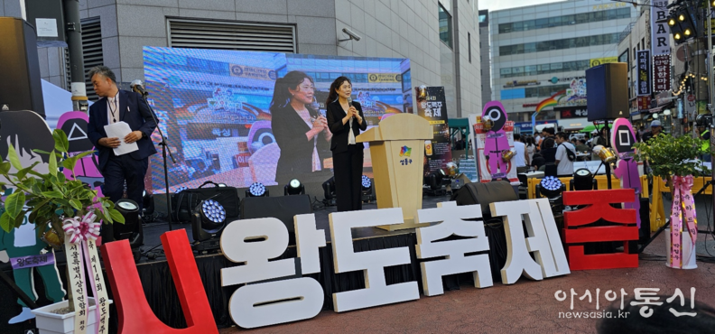 구미경의원이 축제에 참석하여 축사를 하고있다
