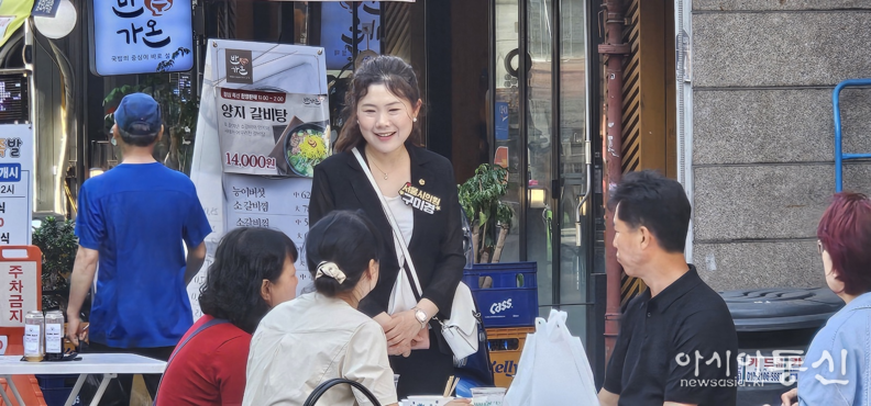 구미경의원(검정색정장)이 축제에 참석하여 주민들과 인사를 나누고 있다
