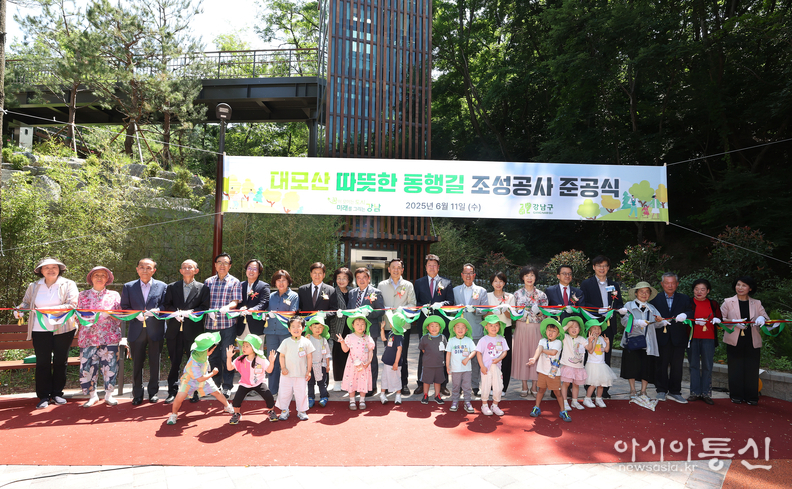 대모산 따뜻한 동행길 조성공사로 완성된 무장애 데크길을 걷고 있는 조성명 강남구청장(맨 앞 왼쪽)