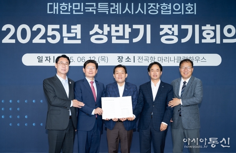 이재준 수원시장(가운데)과 정명근 화성시장(왼쪽 1번째), 이상일 용인시장(왼쪽 2번째), 장금용 창원시장 권한대행(오른쪽 1번째), 이동환 고양시장(오른쪽 2번째)이 건의문에 서명한 후 기념촬영을 하고 있다.