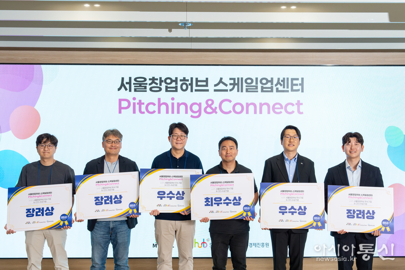 시상식 후 수상한 기업의 IR 발표자들의 단체 사진(왼쪽부터 ▲베링랩 김재윤 대표, ▲큐심플러스 노광석 대표, ▲링크솔루텍 서정목 대표, ▲ 휴로틱스 이기욱 대표, ▲ 스키아 김현호 CMO)