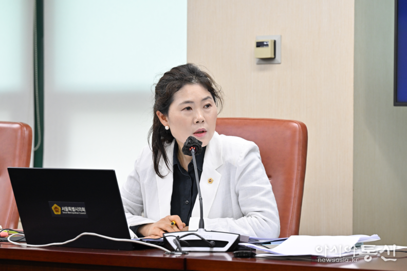 구미경의원이 331회 정례회 기획경제위원회 회의에서 질의를 하고 있다.