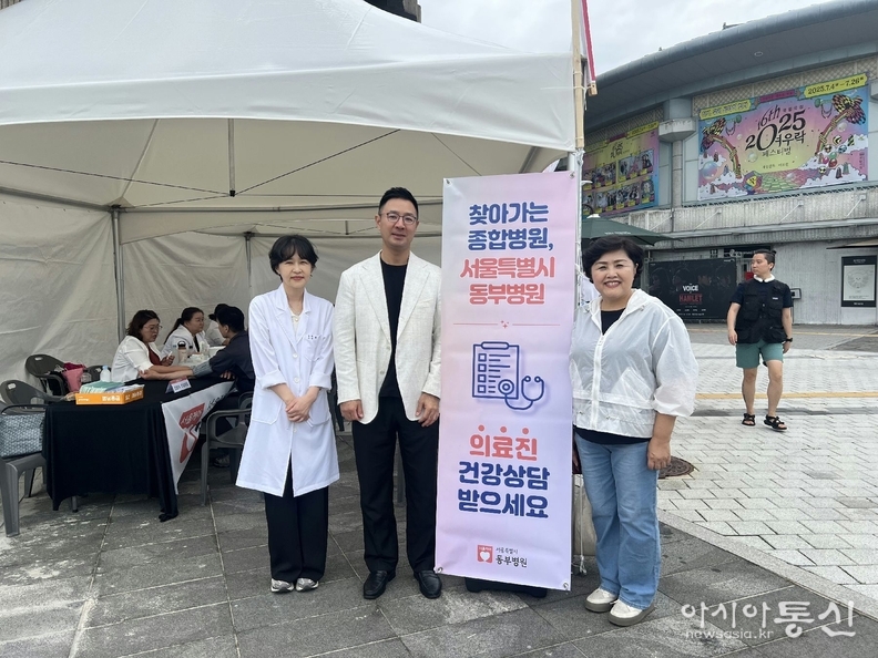 <strong>서울특별시의회 보건복지위원회 김영옥 위원장(오른쪽) </strong>『손목닥터9988 200만 참여자 돌파 기념 남산 걷기&기부 챌린지』 행사 참석 모습. 