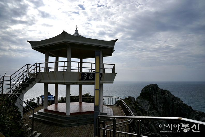 <전남 여수시, <strong>"남해안 최초의 등대, 아름다운 거문도 등대에서 보이는 관백정"</strong>> 김광부 기자