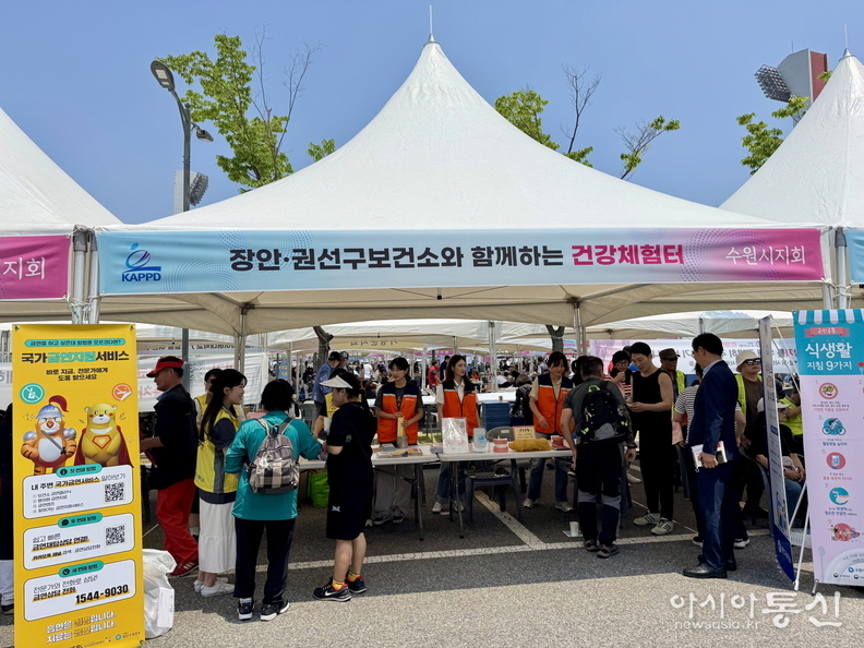 장안구·권선구보건소 직원들이 건강증진 캠페인을 하고 있다.