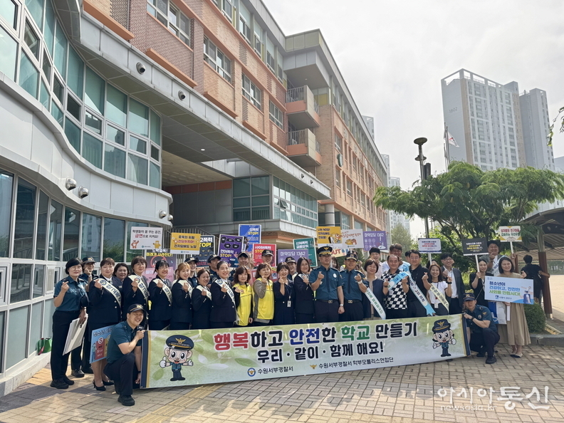 캠페인 참석자들이 단체 사진을 촬영하고 있다.